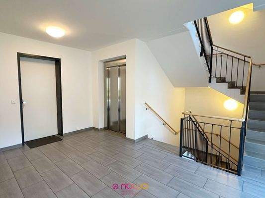 Hauseingangsbereich mit Aufzug