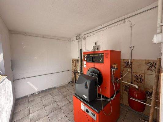 Heizungsraum mit Waschmaschinenanschluss