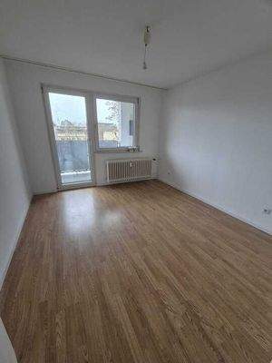 Leeres Zimmer mit Balkon