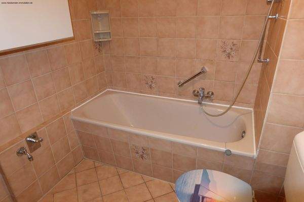 Bad mit Wanne u. Anschluss für Waschmaschine