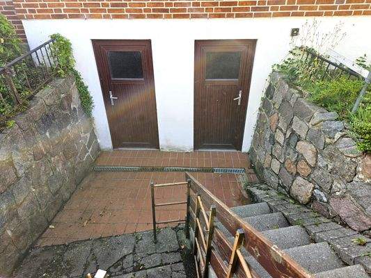 Kellerzugang und Zugang Heizung