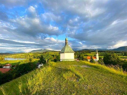 Die Gedächtniskapelle in der Nähe