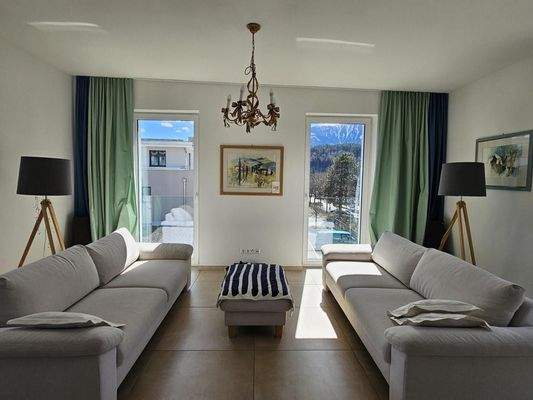 großzügiges Wohnzimmer