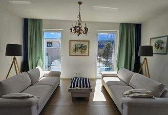 großzügiges Wohnzimmer