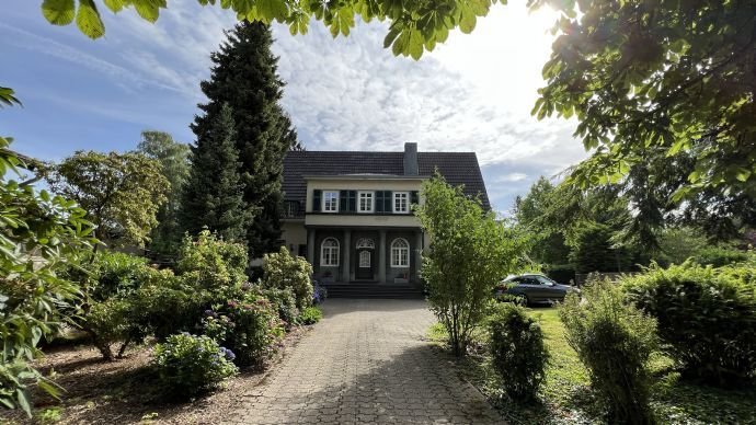 Spektakulär ! Herrschaftliche Stadtvilla in traumhafter Parkanlage , Nähe Schloss Rheydt !