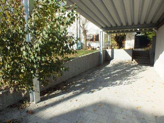 Einfahrt mit Carport