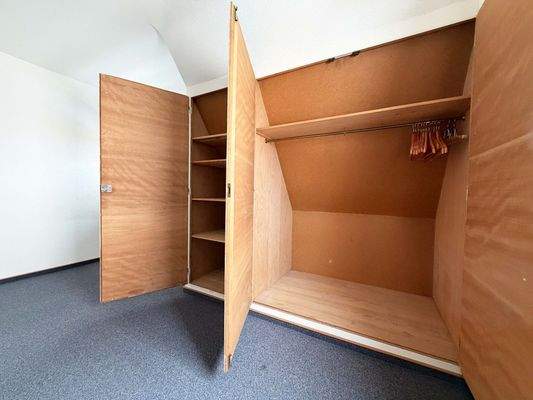 OG: Auch im zweiten Schlafzimmer gibt es praktischem Einbauschränke