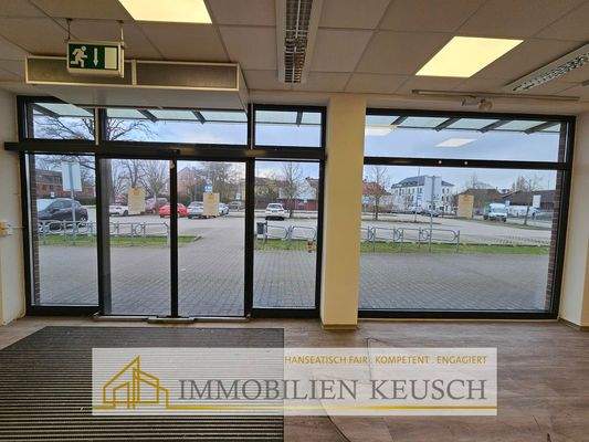 Große Fensterfront im Eingangsbereich