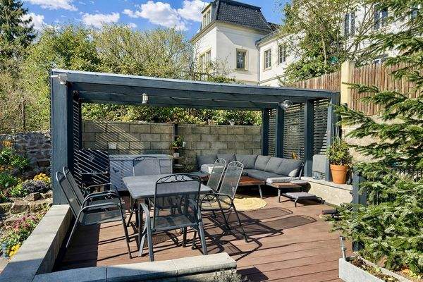 schöner Garten mit großer Terrasse