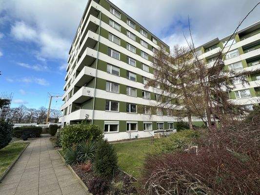 Straßenansicht mit Eingang