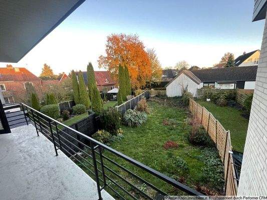 Blick vom Balkon in den Garten