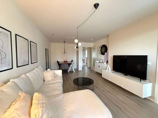 Wohn- und Esszimmer mit großem Balkon