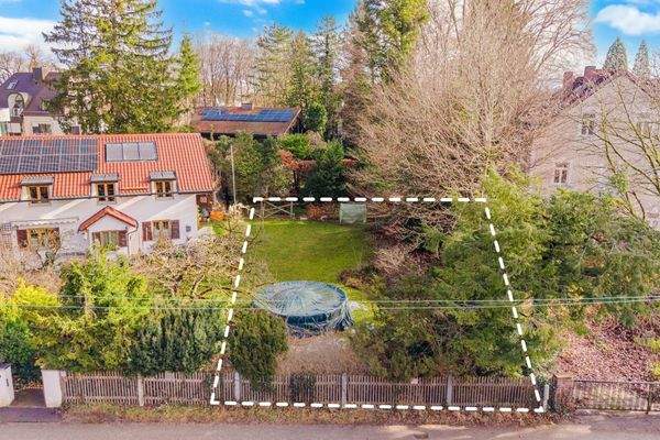 Blick von der Straße auf das Grundstück, markiert