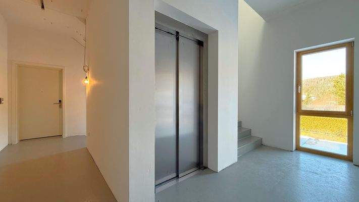 BEISPIEL Aufzug/Treppenhaus