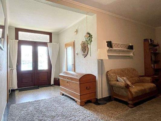 84. Wohnflur in der EG. Wohnung des Hauses..jpg
