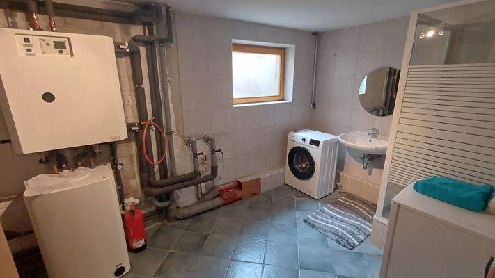 Hauswirtschaftsraum mit Duschbereich