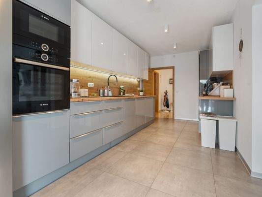Küche mit Einbauküche