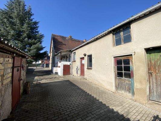 Hof mit Grundstückszufahrt