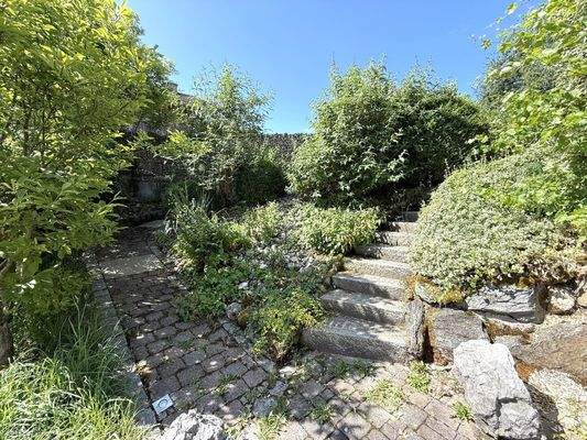 liebevoll gestalteter Garten