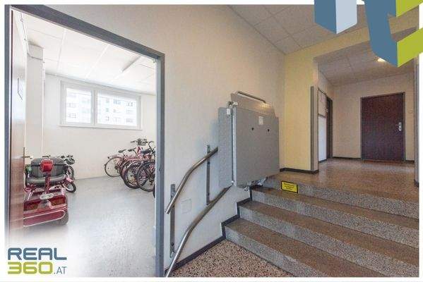 Eingangsbereich mit Fahrradraum und Rollstuhllift