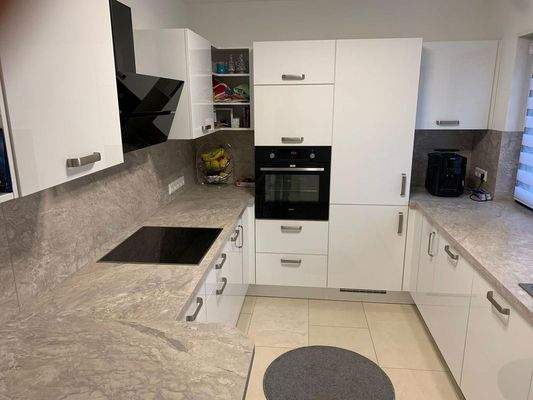 große Küche mit Stehtisch 