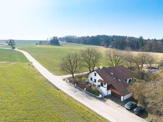 direkt an grünen Feldern gelegen