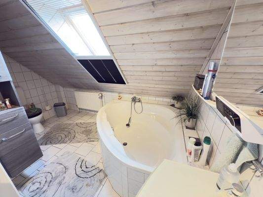 Bad im Dachgeschoss