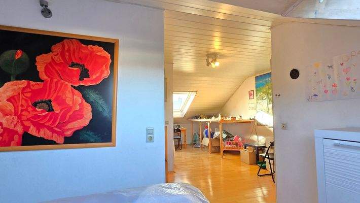 Zwei Räume mit Dachfenster