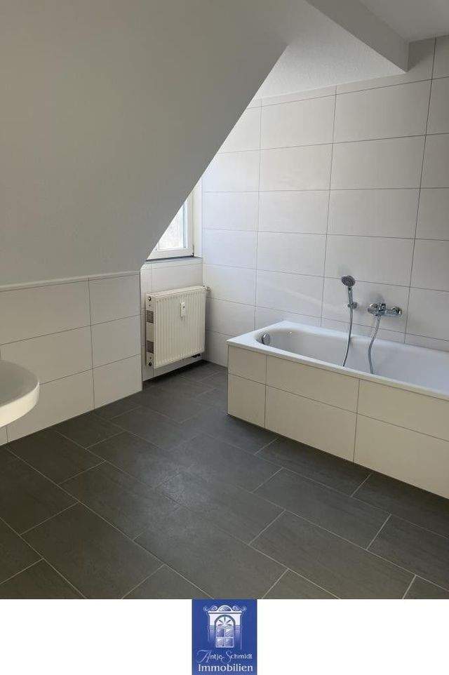Individuelle und geräumige Dachwohnung! Tageslichtbad mit Wanne und Dusche! - Foto 1
