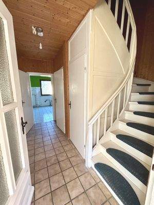 Flur im Erdgeschoss mit Treppe ins Dachgeschoss