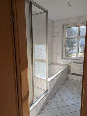 Bad mit Wanne und Dusche.jpg