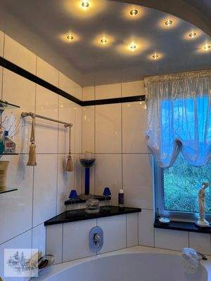 Badezimmer mit Eckwanne und Dusche