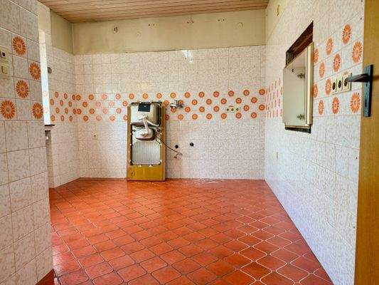 Küche mit Durchreiche