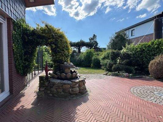 Brunnen mit Efeubogen