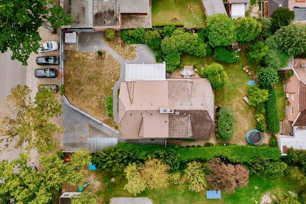 Ein Blick auf die linke Doppekhaushälfte aus der Luft