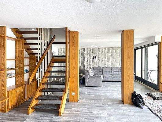 Wohnzimmer mit Ansicht zum OG und Balkon 2