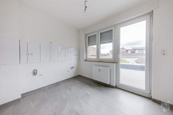 1. OG Wohnung rechts - Küche mit Balkon 