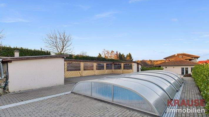 Pool mit Eventbereich und Außenküche