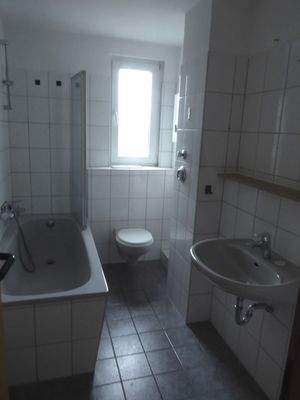 Das Badezimmer mit Wanne + Fenster