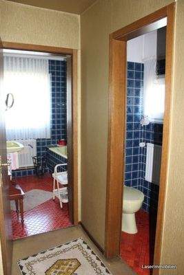 Wannenbad und getrenntes WC im OG