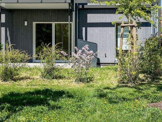 Blick vom Garten auf die Terrasse