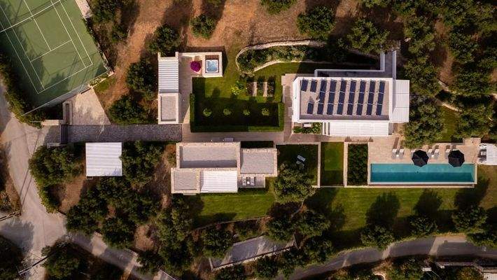 Kreta, Plaka: 2 Luxusvillen mit Tennisplatz, Olivenhain und atemberaubendem Meerblick zu verkaufen