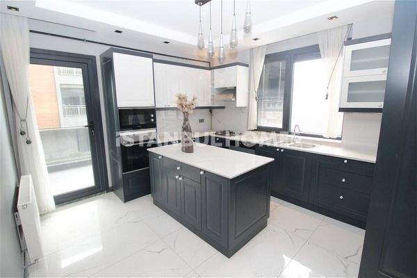 Luxury Flats with Pool, Gym and Parking in Beylikdüzü