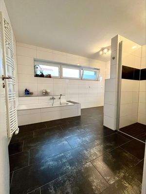 großzügiges Bad im OG