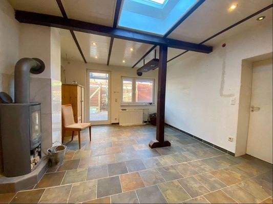 Essbereich mit Ofen in der Küche