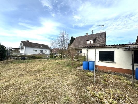 Blick vom Garten zum Haus