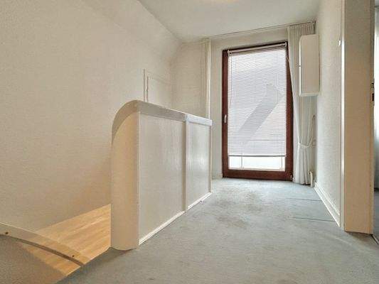 Flur im Dachgeschoss mit Zugang zur Dachterrasse