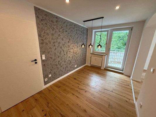 Essbereich mit Zugang zum Balkon (2).jpeg