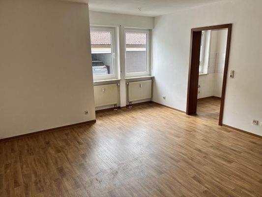 Wohnzimmer mit Zugang zur Küche