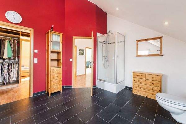 Mit Dusche & Durchgang zur Ankleide